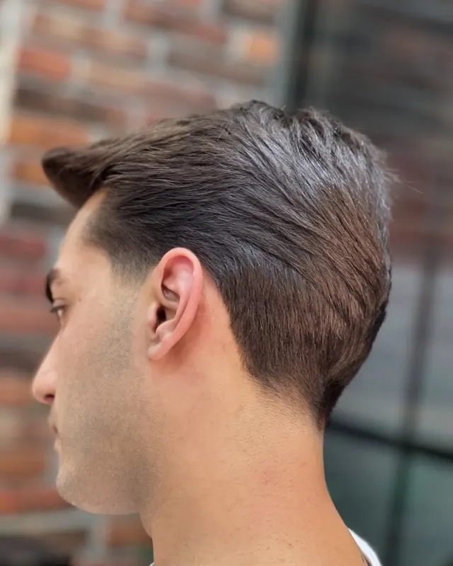 Arkaya taranmış slick back, yandan görünüm; düşük fade ile temiz ense hattı