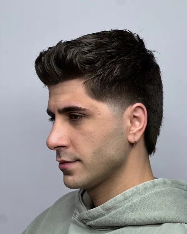 Hacimli yana taranmış dalgalı saç, yandan görünüm; ense uzun bırakılmış mullet dokunuşu