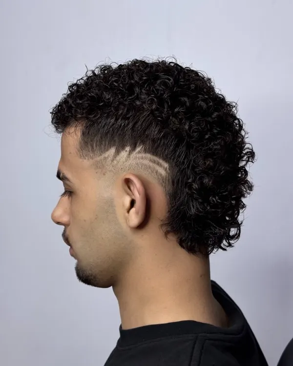 Kıvırcık mullet, yandan görünüm; şakakta jiletle çizilmiş desen ve uzun ense