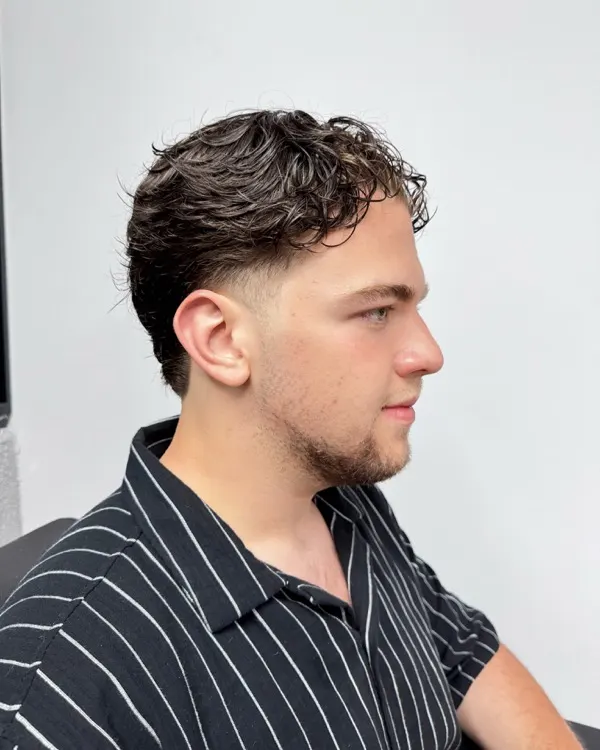 Dalgalı doğal üst, yandan profil; ensede kısaltma, yumuşak düşük fade geçişi